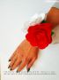 Бутоньерка на руку красного цвета.