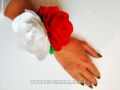 Бутоньерка на руку красного цвета.