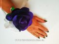 Бутоньерка на руку темно-фиолетового цвета.