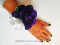 Бутоньерка на руку темно-фиолетового цвета.